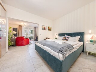 Blick vom Schlafbereich in den Wohnbereich.