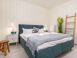 Der Shclafbereich mit Doppelbett ...