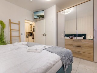 ... zweitem TV und großem Kleiderschrank.