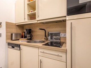 Die kleine Küchenzeile mit Geschirrspüler.