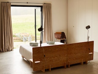 Komfortables Schlafzimmer im Erdgeschoss mit Gartenblic