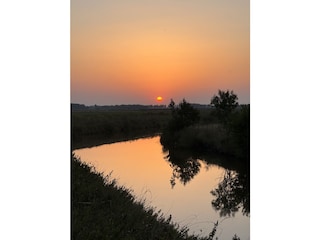 Sonnenuntergang gegenüber der Straße