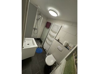 Bad mit Dusche und WC