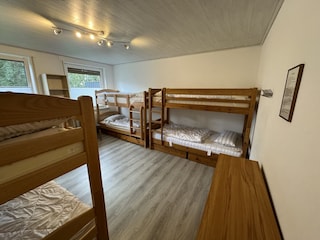 Schlafzimmer mit 3 Etagenbetten