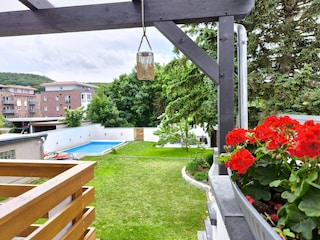 Blick von Balkon/Terrasse in den Garten hinter dem Haus