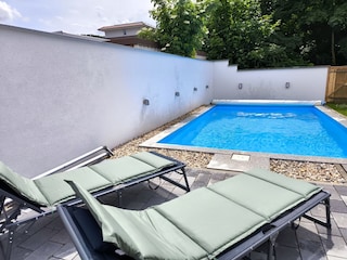 Pool, Liegefläche, Sonnenliegen, Sonnenschirm
