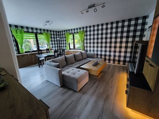 großes Wohn-/Esszimmer mit Zugang zur Terasse/Garten