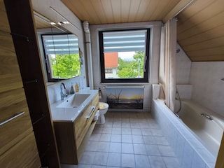1. OG: Bad mit Badewanne