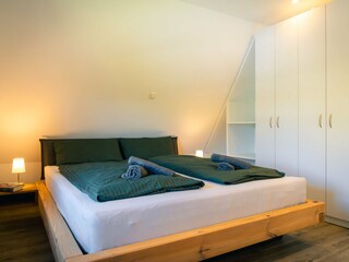 Schlafzimmer 1 mit einem Doppelbett