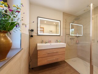 Bad mit begehbarer Dusche