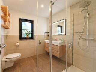 Bad mit begehbarer Dusche