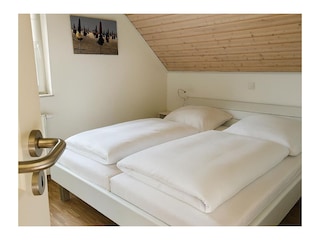 zweites gemütliches Schlafzimmer mit Doppelbett