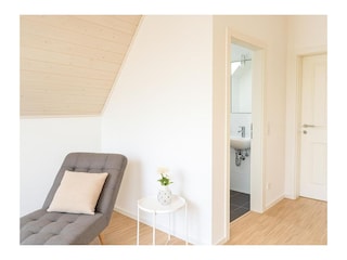 Helles Dachgeschoss mit moderner Relaxliege im Dock 61