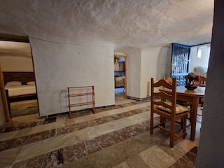 Esszimmer im Höhlenhaus