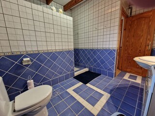 das große Badezimmer im Höhlenhaus