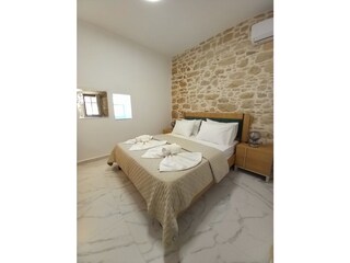 Separates Schlafzimmer mit Doppelbett