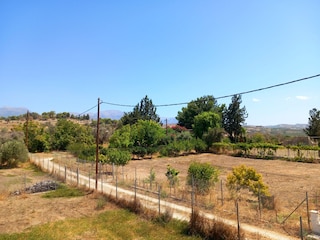 Blick von Dachterrase auf Faistos und das Ida Gebirge