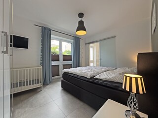 Schlafzimmer 1 mit Zugang zum Duschbad  Dangasthus
