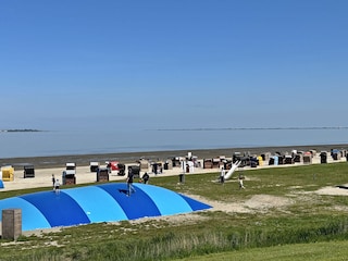 Hüpfkissen am Dangaster Strand