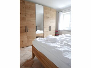 Schlafzimmer mit Kleiderschrank