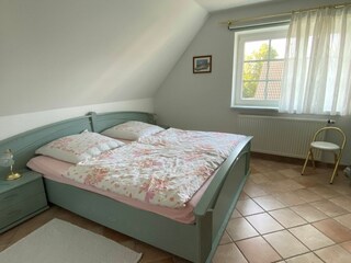 Schlafzimmer mit Doppelbett