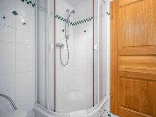 Bad mit Dusche und WC