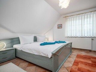 Schlafzimmer mit Doppelbett und Kleiderschrank