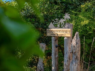 Straßenschild vom Haus an der Einfahrt