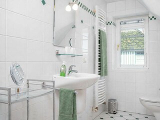 Bad mit Dusche und WC