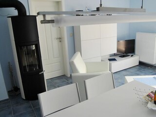 Wohnbereich mit TV und Kamin