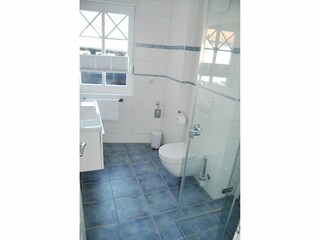 Badezimmer mit WC und Waschbecken