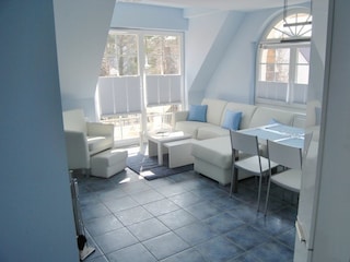 Wohnbereich mit Sofa und Sessel