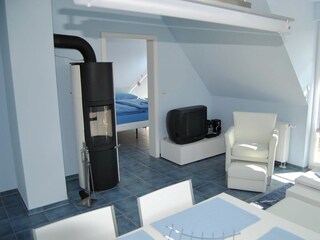 Wohnbereich mit TV und Kamin