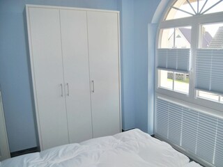 2. Schlafzimmer mit Doppelbett und Kleiderschrank