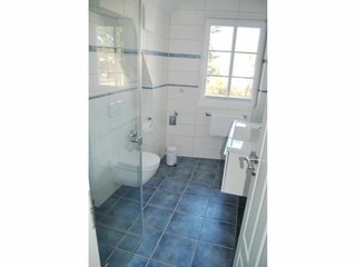 Badezimmer mit WC und Waschbecken