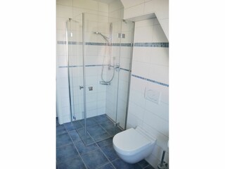 Badezimmer mit ebenerdiger Dusche