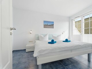 Schlafzimmer mit Doppelbett und Balkon