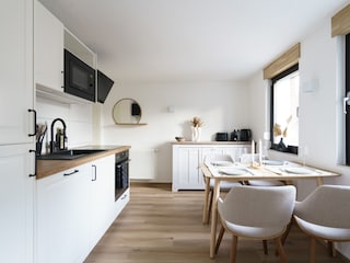 Voll Ausgestattete Küche und Essbereich