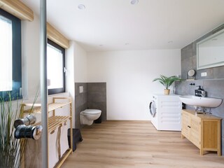 Bad mit Wickelkommode und Waschtrockner