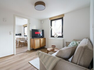 gemütliches Wohnzimmer mit smart TV und schnellem WLAN