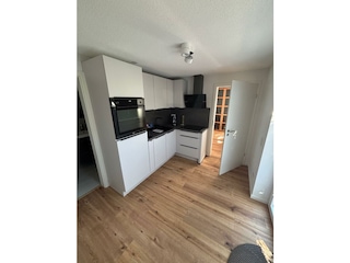 Küche . Links geht's ins. Bad, rechts ins Schlaf/Esszi.