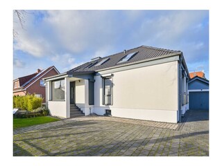 Parkplatz vor der Garage gehört zum Haus