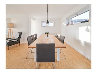 großer Esstisch für gesellige Runden