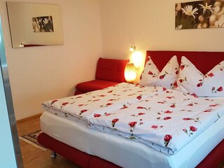 Schlafzimmer mit Zusatzbett