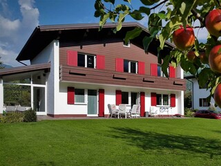 Haus mit Apfelbaum