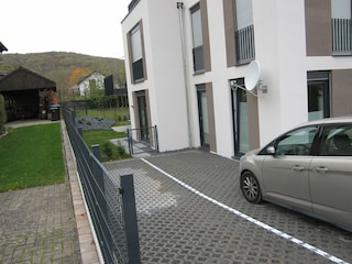 PKW-Einstellplatz rechts