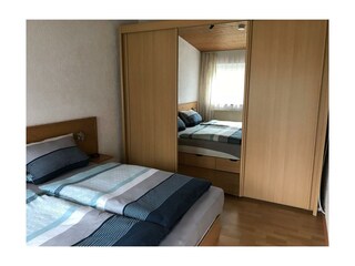 Schlafzimmer (Bett mit Schrank)