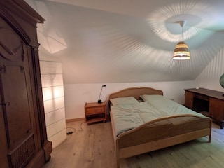 Schlafzimmer mit Schreibtisch