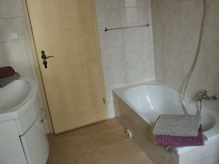 Bad mit Badewanne und Dusche