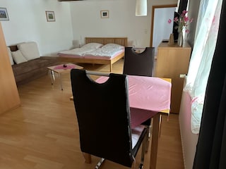 Wohnbereich mit Doppelbett